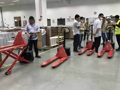 電動(dòng)高升程搬運(yùn)車交付使用，感謝廠家羅總親自跟客戶講解操作方法！